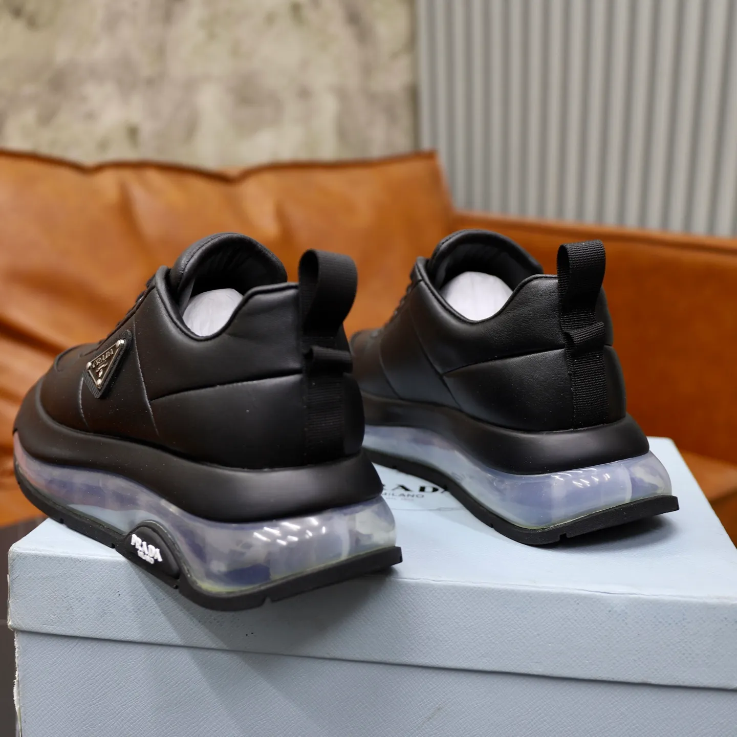 Ex-factory price: 640 💰Prada/Prada Men's casual delivery, using imported cowhide leather upper, Prada triangle logo, lambskin lining, original air cushion bottom, rubber sewing technology, rubber bottom layer, excellent shock absorption effect, comfortable on the feet! Size: 39-44 (45, 46 customized)